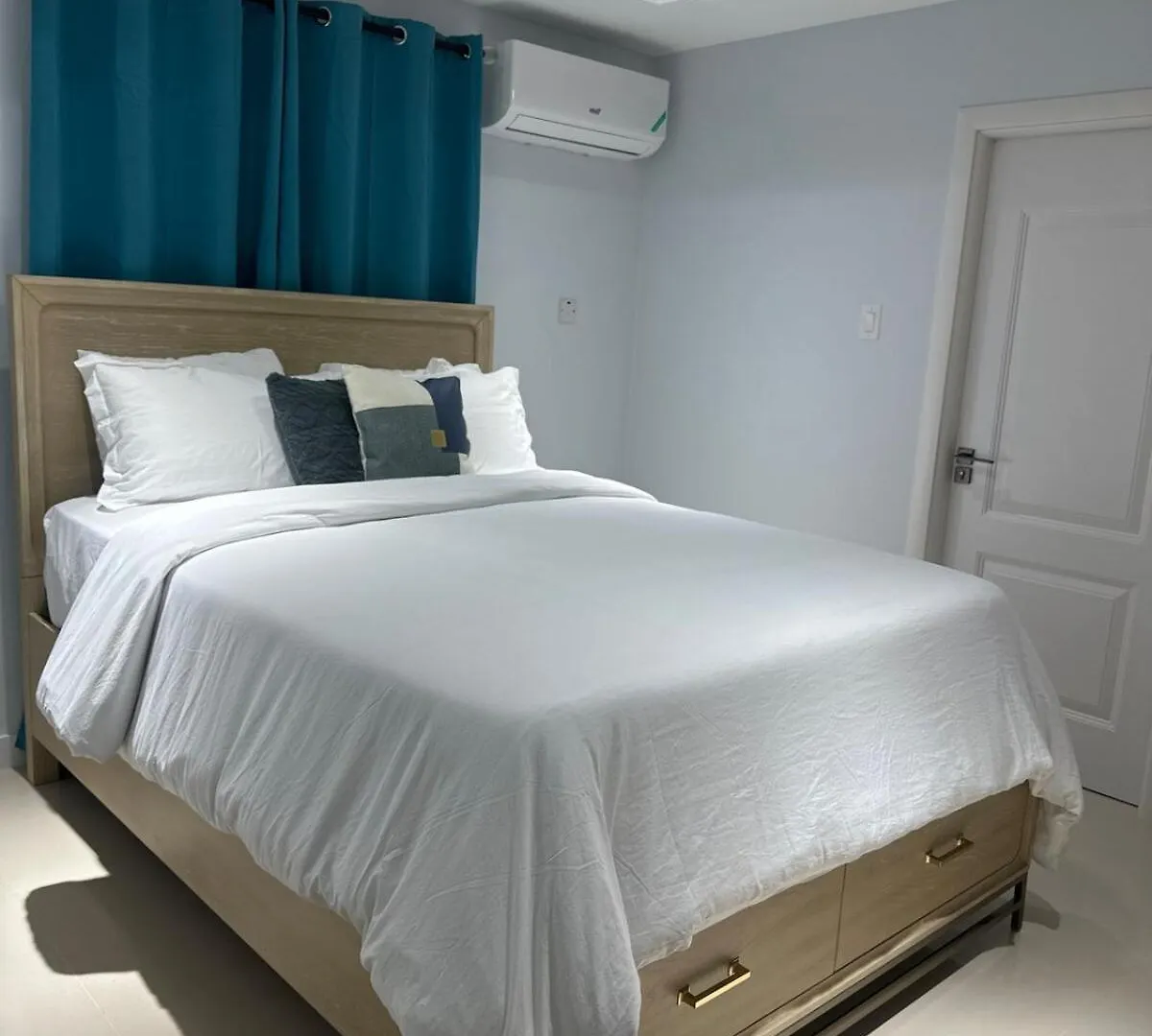 Oak Bliss- Oak Estate Villa Portmore